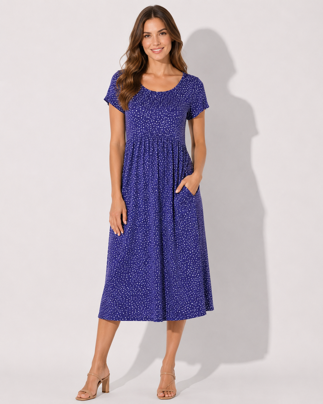 Komfortables, elegantes Pünktchen Sommerkleid für Damen, kurzarm, als Midikleid für viele Gelegenheiten.