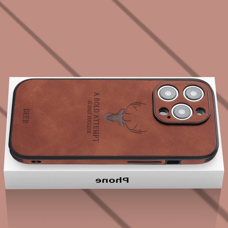 Beige Wildleder iPhone 14 Schutzhülle, luxuriös, stoßfest und mit Kameraschutz-Design.