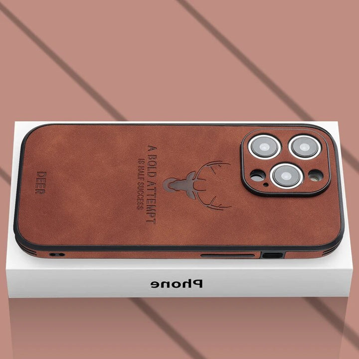 Beige Wildleder iPhone 14 Schutzhülle, luxuriös, stoßfest und mit Kameraschutz-Design.