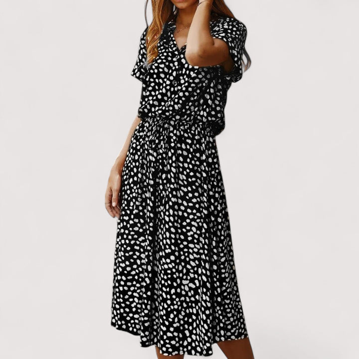 Gemustertes Damenkleid, locker fallend und atmungsaktiv, für den Alltag.