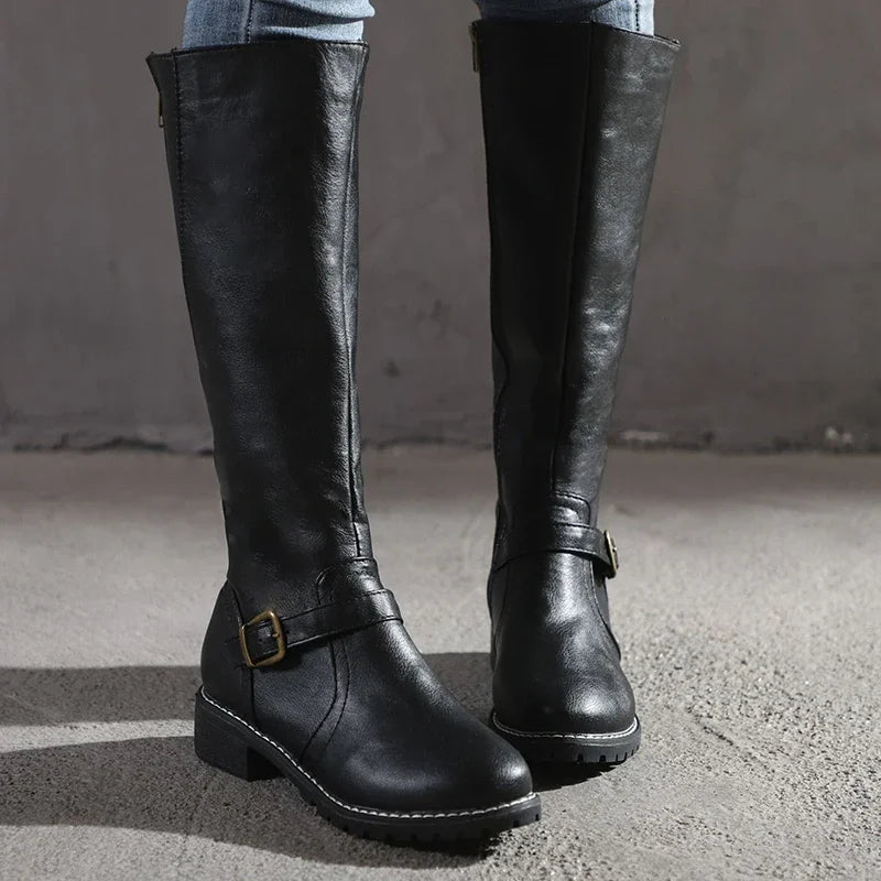 Stilvolle orthopädische Damen-Stiefel mit Schnallen, bieten Komfort & Eleganz. Perfekt als Herbst- oder Winterstiefel.