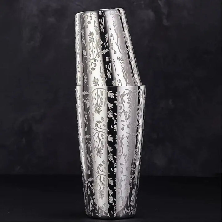 Gravierter Edelstahl Cocktailshaker mit Piraten-Design, ideal für Barzubehör und einzigartige Drink-Kreationen.