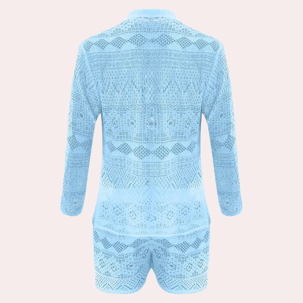Mann trägt elegantes, luftiges Herren Sommershirt-Set mit Kurzarm. Perfektes lässiges Urlaubs-Outfit.