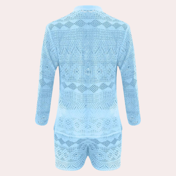 Mann trägt elegantes, luftiges Herren Sommershirt-Set mit Kurzarm. Perfektes lässiges Urlaubs-Outfit.