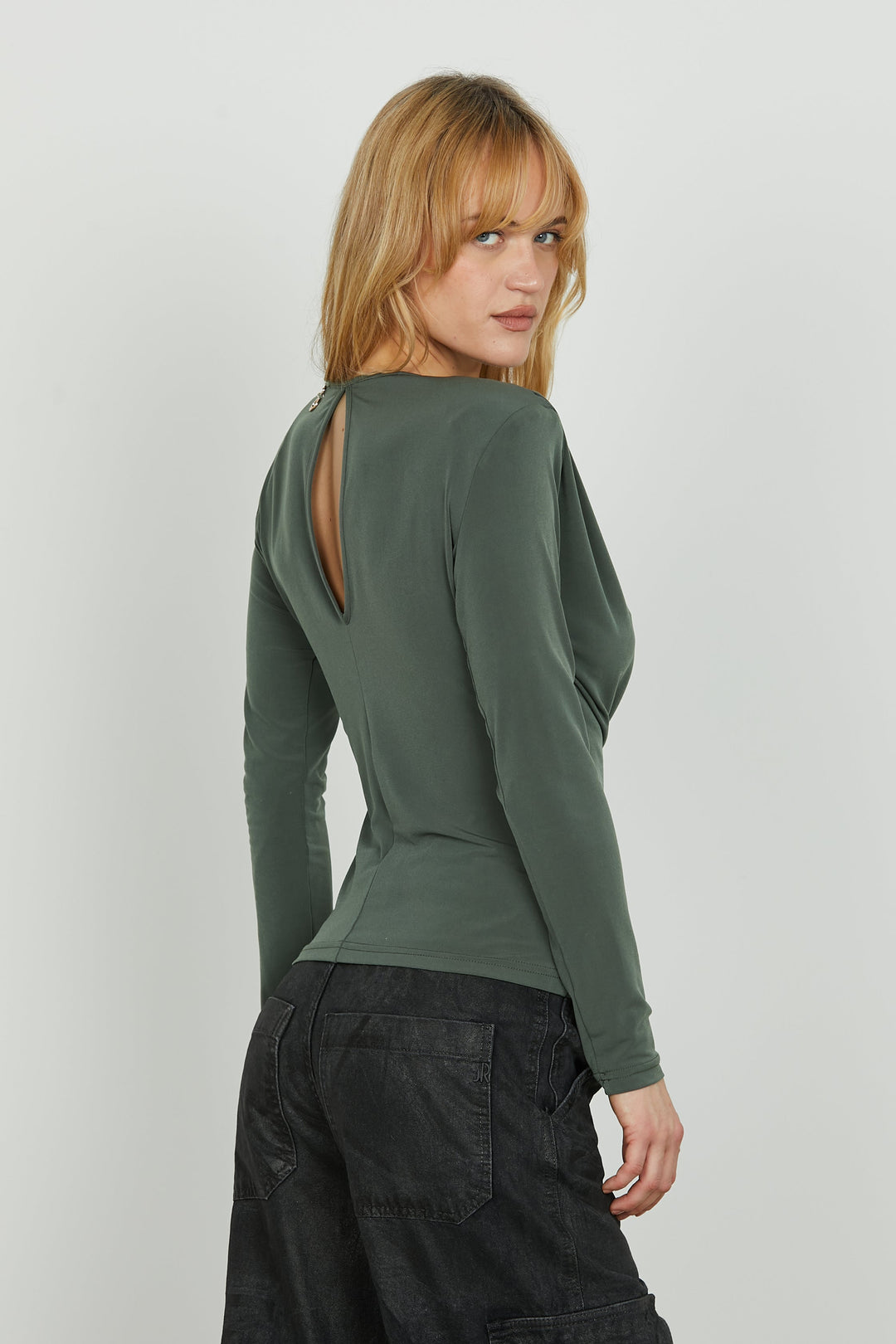 Rote Damen Langarmbluse, elegant & vielseitig. Herbstmode mit raffiniertem Rückenfalten-Detail, perfekt für Business & Freizeit.