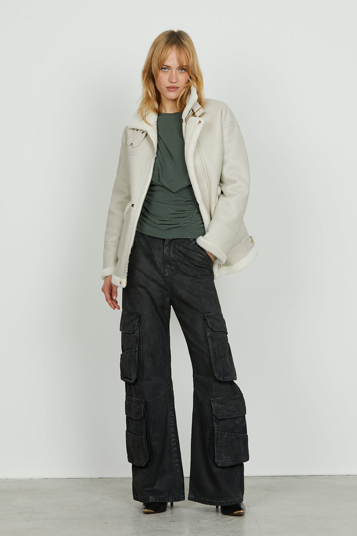 Schwarze modische Damen Langarmbluse für Herbst. Hochwertig, mit raffinierten Rückenfalten. Ideal für elegante Abendmode.