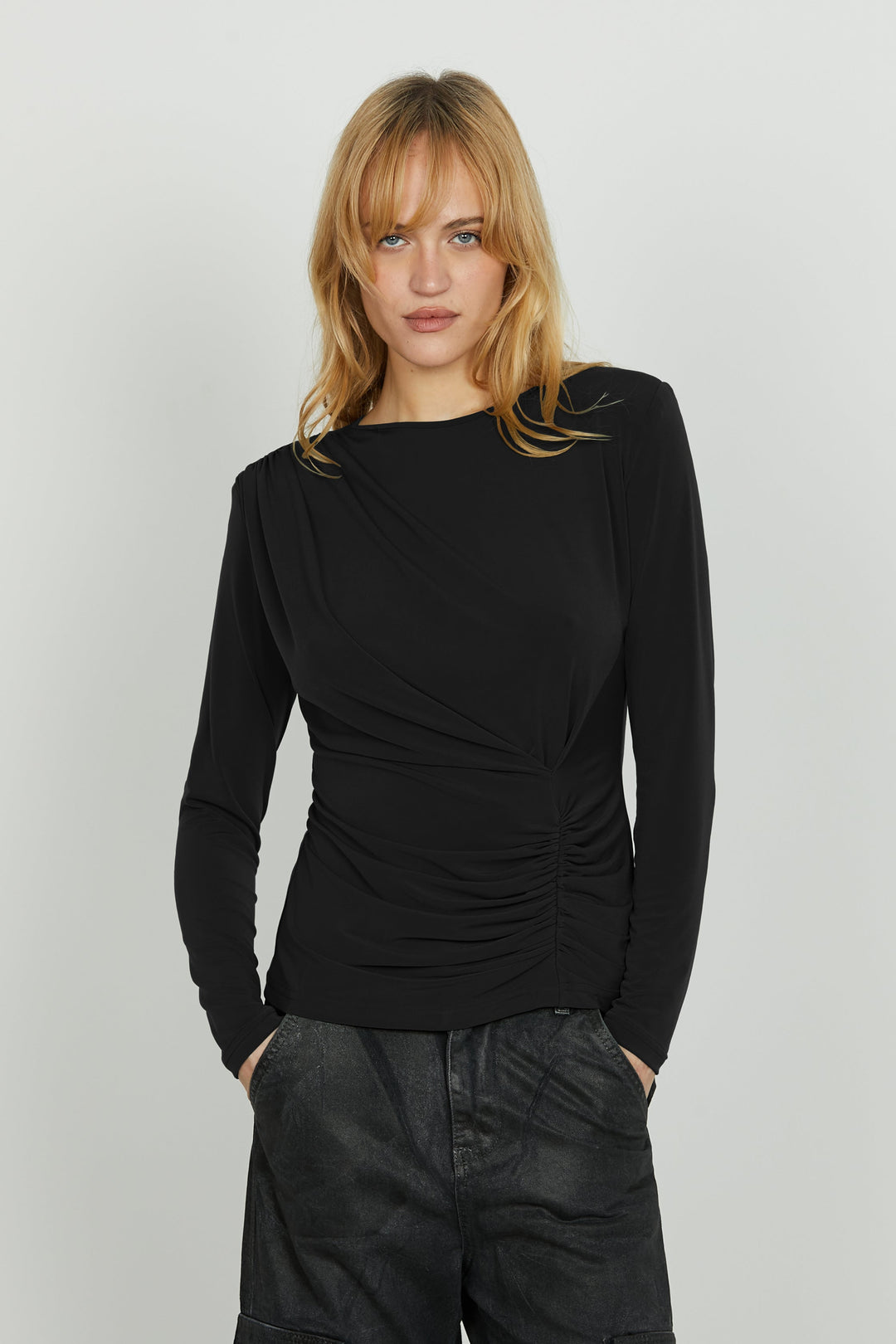 Schwarze elegante Damen Langarmbluse. Schicke Herbstmode mit Rückenfalten-Detail, ideal für Abendmode & Business.