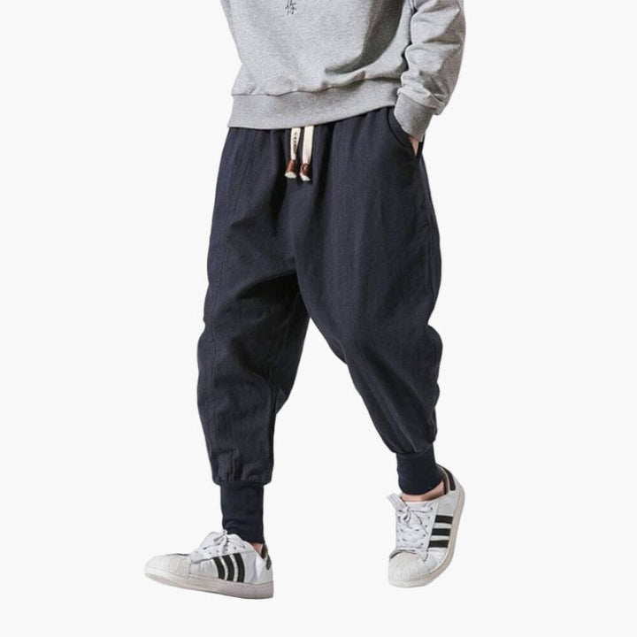 Sportliche Herren Jogginghose im Harem Stil, perfekt für Komfort und lässige Männer Mode.