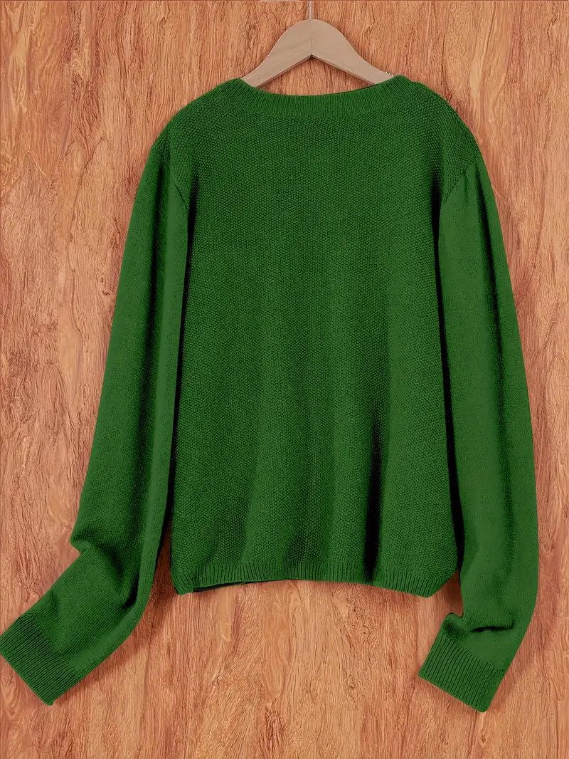 Stehendes Model in lockerer, bequemer Damen Strickjacke, ideal für Freizeit & Alltag.
