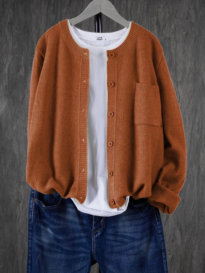 Model trägt bequeme, locker sitzende Damen Strickjacke in eleganter Alltagskombi.