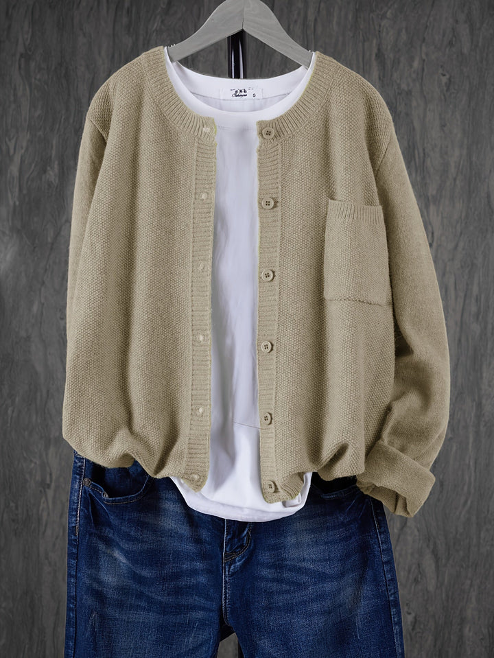 Nahaufnahme: Struktur der weichen Damen Strickjacke, locker & gemütlich für kühle Tage.
