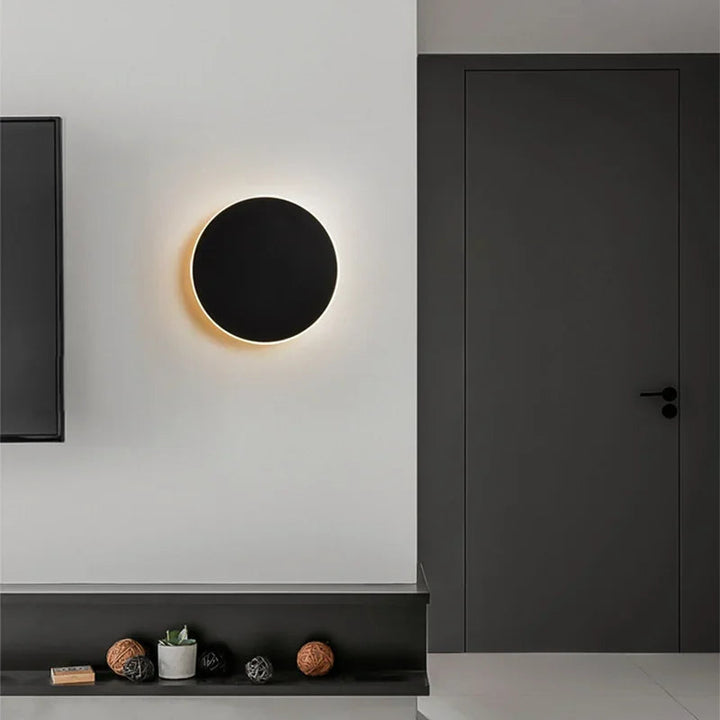 Elegante LED-Wandleuchte fürs Wohnzimmer. Schafft eine warme Ambientebeleuchtung.