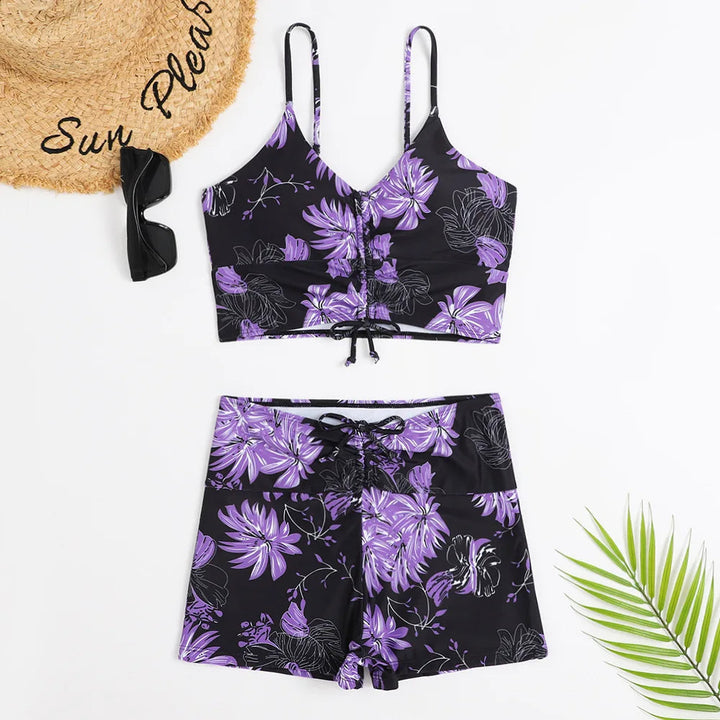 Eleganter Damen Bikini mit Blumenmuster und figurformendem Hochbund. Perfekte Badebekleidung für den Sommer.