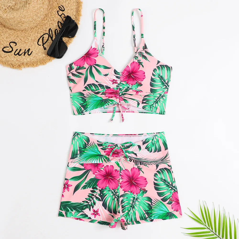Damen Bikini Set mit Blumenmuster und modischer Hochbund-Hose, die eine schöne Silhouette am Strand zaubert.