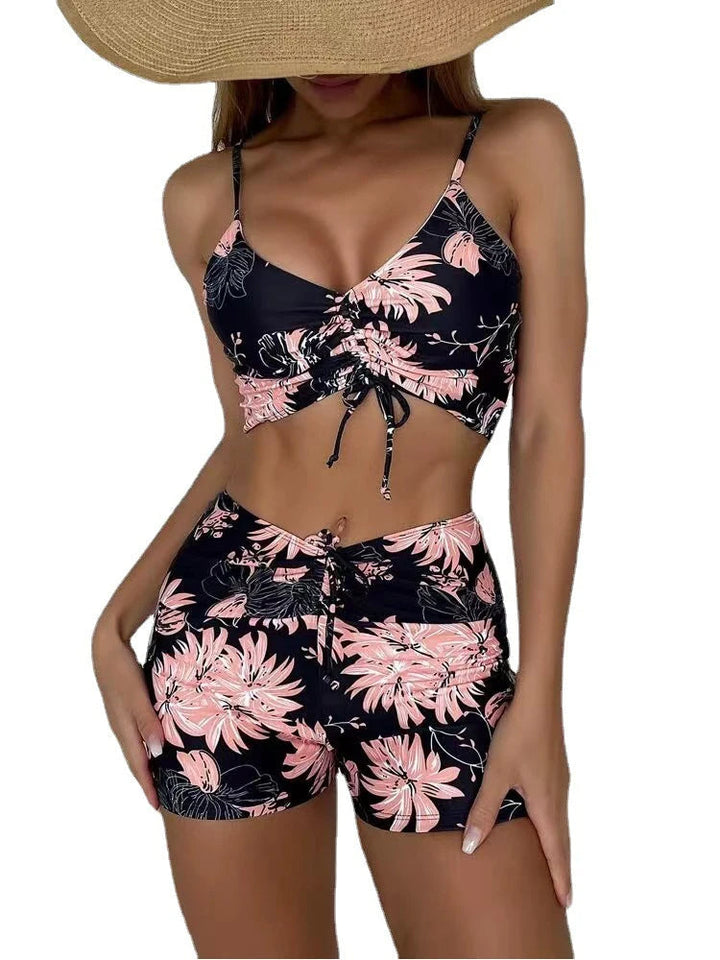 Damen Bikini Set mit lebhaftem Blumenmuster und figurformendem Hochbund. Die ideale Badebekleidung für Damen.
