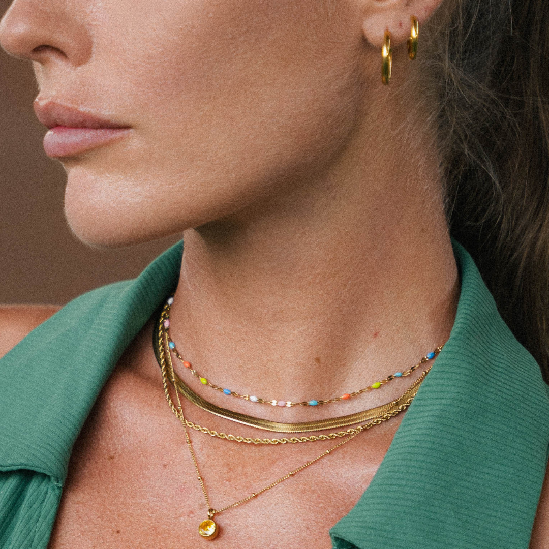 Close-up: Bunte Emaille-Details der Regenbogen Choker Halskette für Damen.