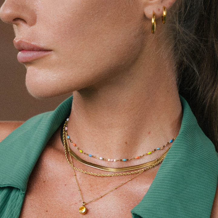 Close-up: Bunte Emaille-Details der Regenbogen Choker Halskette für Damen.