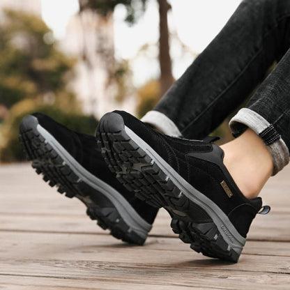 Zeitloser Herren Slipper von vorne, ein vielseitiger Komfortschuh für moderne Männer und Freizeitaktivitäten.