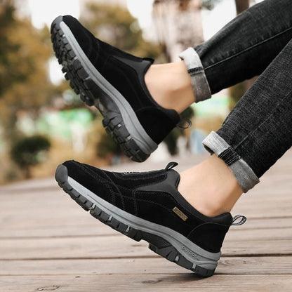 Stilvolle Herren Slipper am Fuß eines Mannes, kombiniert Eleganz mit alltäglichem Komfort als Alltagsschuh.