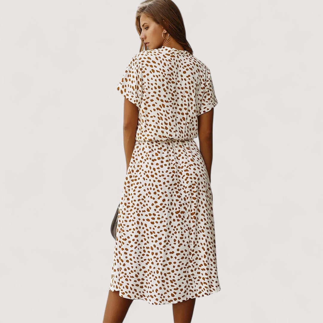 Gemustertes Strandkleid für Damen, locker geschnitten und atmungsaktiv.