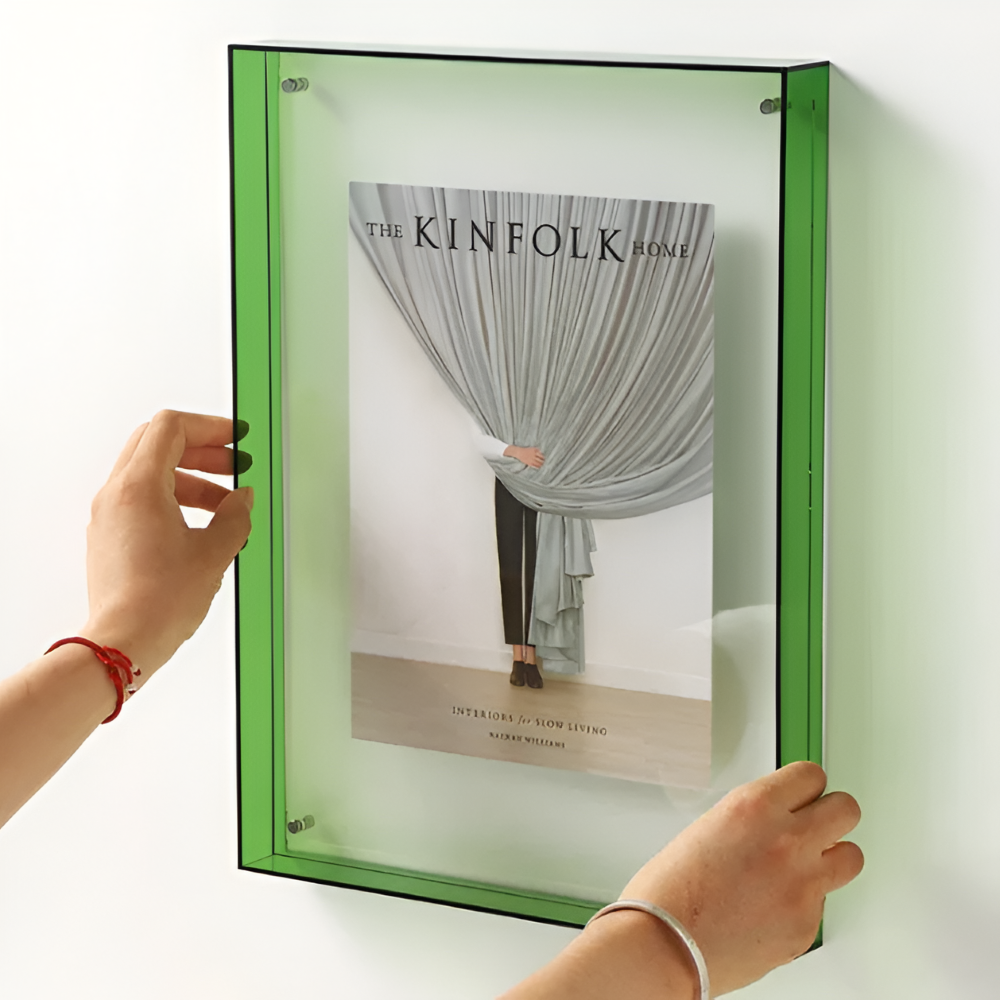 Schlanker, moderner Bilderrahmen in Schwarz für eine elegante Foto Präsentation an der Wand.