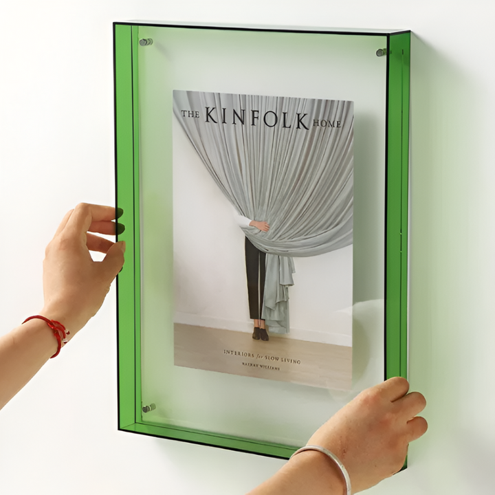 Schlanker, moderner Bilderrahmen in Schwarz für eine elegante Foto Präsentation an der Wand.