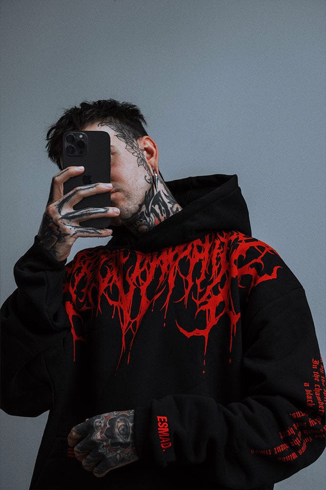 Schwerer Herren Oversized Hoodie mit auffälligem Print. Lässiger Freizeitpullover im Urban Gothic Stil für den Winter.