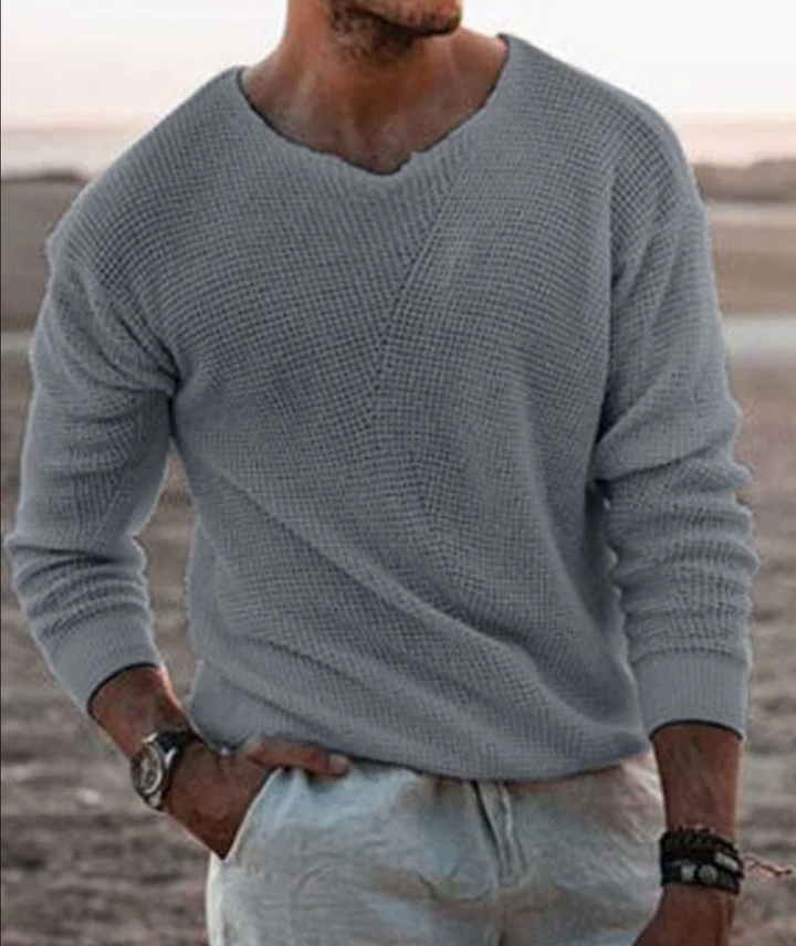 Herren Pullover mit V-Ausschnitt und modischem Waffelmuster. Langarm, locker geschnitten für stilvolle Herbst-Outfits.