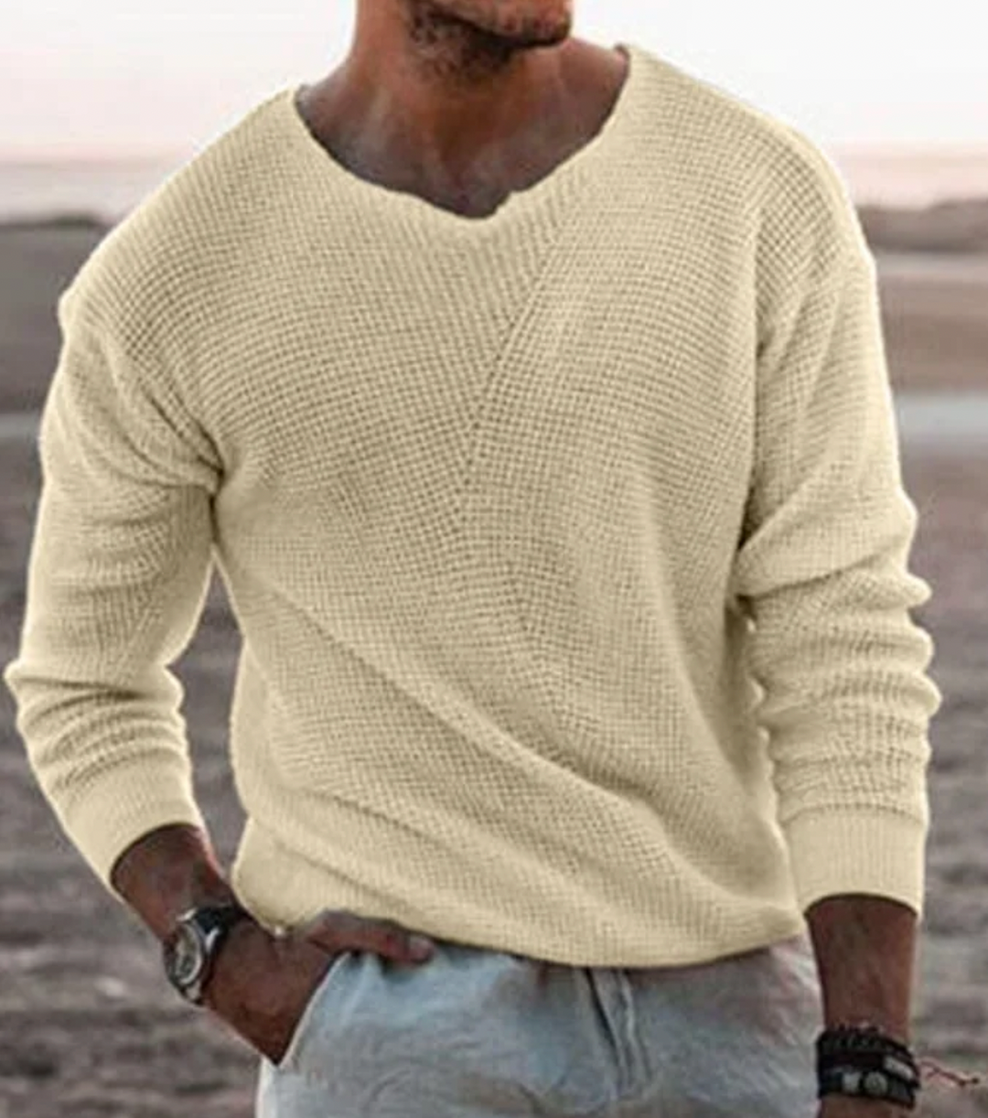 Stilvoller Herren Langarm Pullover mit Waffelmuster und V-Ausschnitt. Locker geschnitten für entspannten Herbst/Winter.
