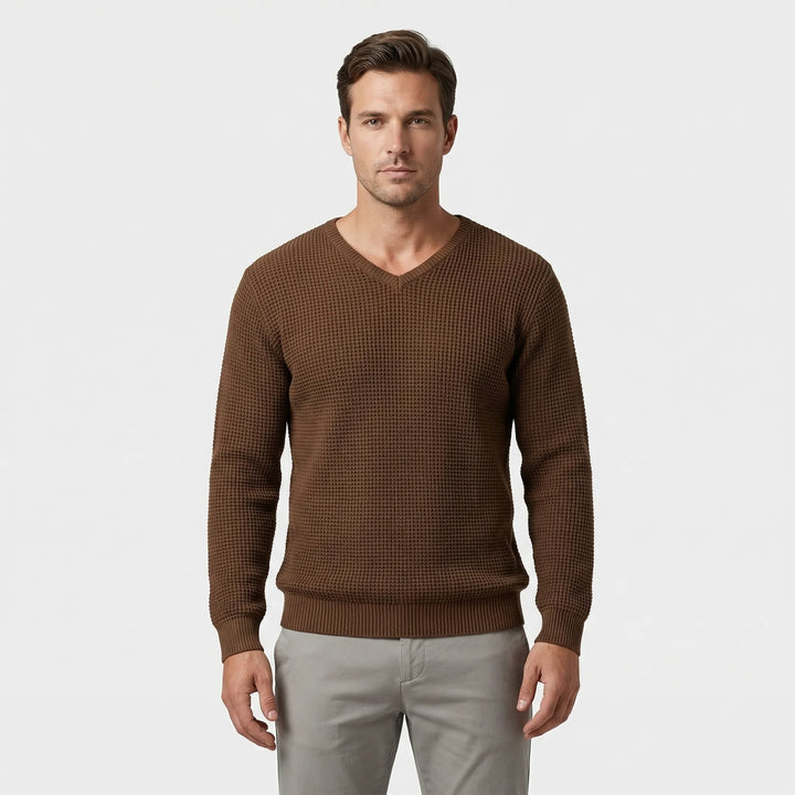 Stilvoller Herren Langarmpullover mit V-Ausschnitt, bequemer Relaxed Fit & markanter Waffelstrick-Struktur.