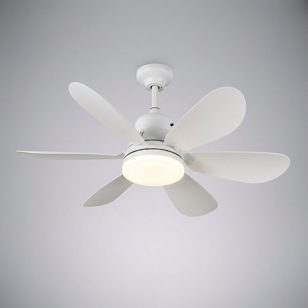 Weiße Deckenleuchte mit Ventilator für geräuscharme Kühlung und helle LED-Innenbeleuchtung.