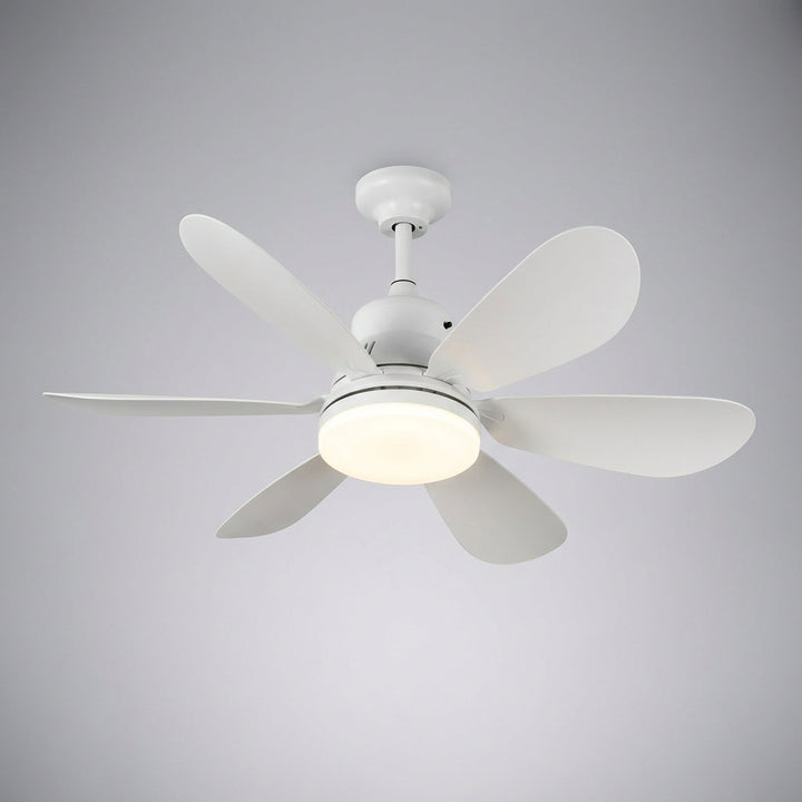 Weiße Deckenleuchte mit Ventilator für geräuscharme Kühlung und helle LED-Innenbeleuchtung.