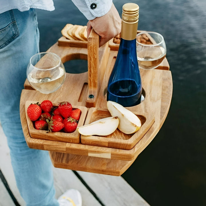 Kompakter Outdoor-Picknicktisch aus Holz, mit integrierten Weinglashaltern, perfekt für Snacks & Freizeit.