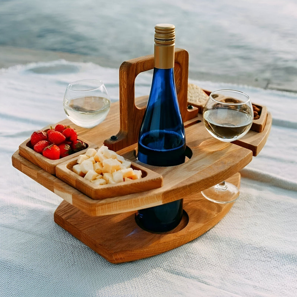 Eleganter Holztisch für Picknick, mit praktischen Fächern für Wein und Snacks. Perfekt für Gartenmöbel.