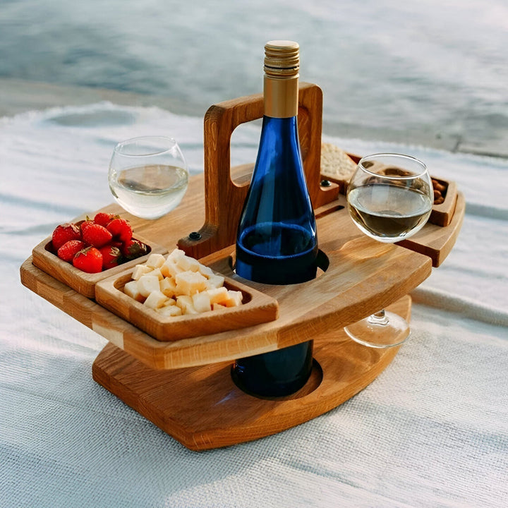 Eleganter Holztisch für Picknick, mit praktischen Fächern für Wein und Snacks. Perfekt für Gartenmöbel.