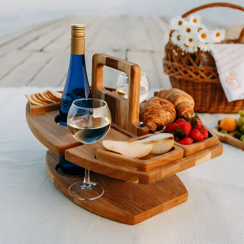 Stylischer Weintisch aus Holz für Outdoor-Picknicks, mit Aussparungen für Flasche und Gläser.
