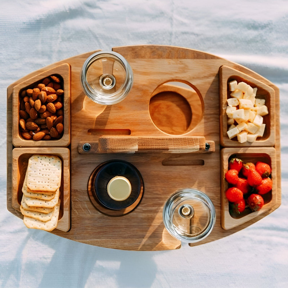 Tragbarer Klapptisch aus Holz für Camping und Garten, inklusive Fächern für Getränke und kleine Snacks.