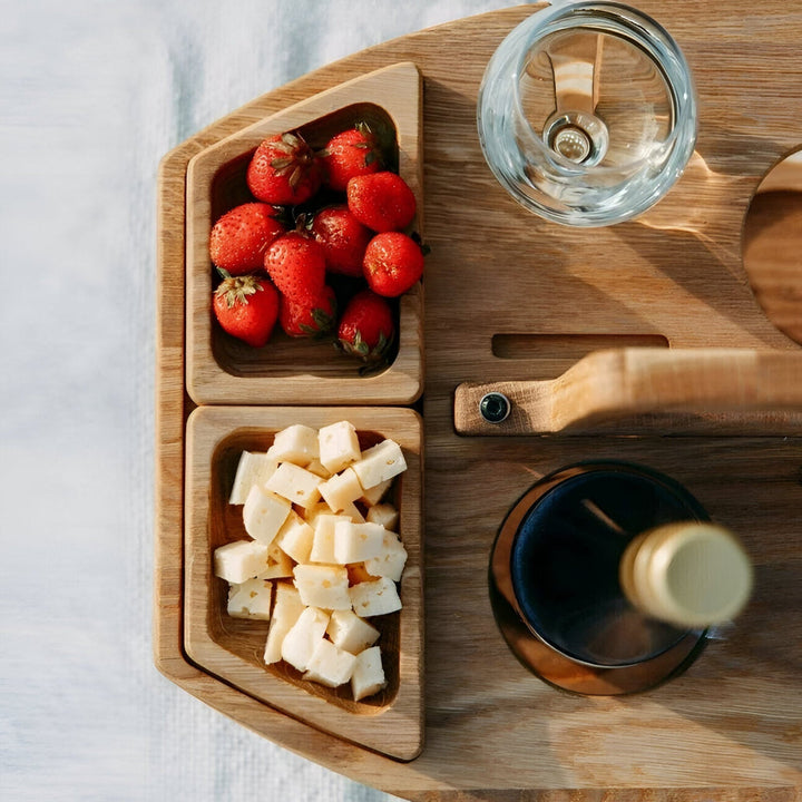 Holztisch für Picknick, abnehmbar, mit speziellen Fächern für Weingläser, eine Flasche und Snacks.