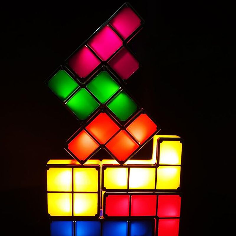 Detailaufnahme der Retro Gaming LED Lampe PixelTower. Modulare Designleuchte mit Pixel-Optik.