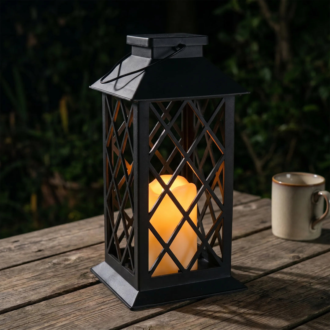 Solarlicht im Retro-Design mit tanzendem Flammeneffekt. Umweltfreundliche Gartenbeleuchtung und Dekolaterne.