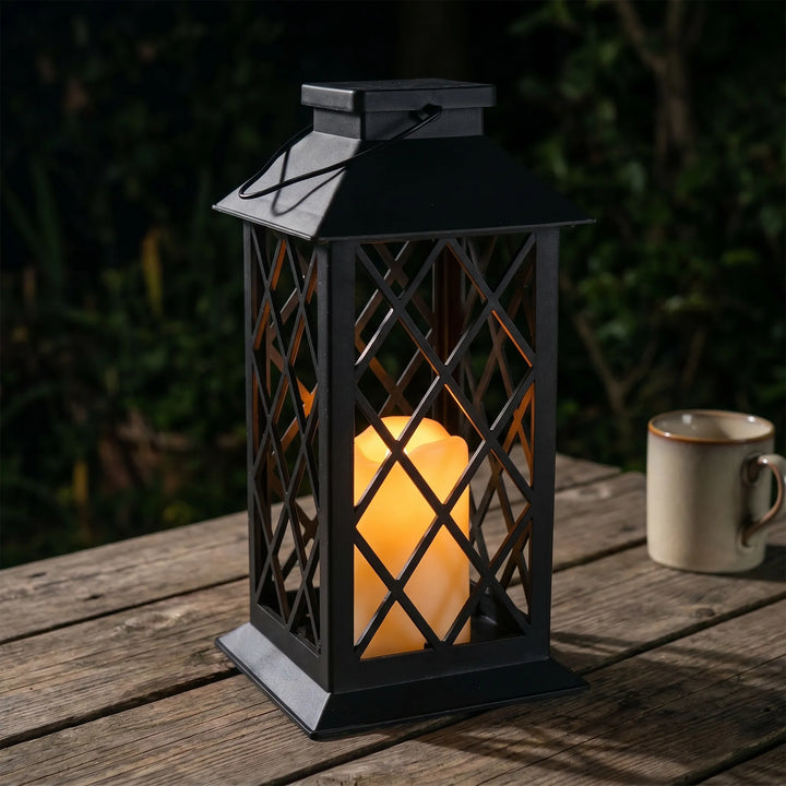 Solarlicht im Retro-Design mit tanzendem Flammeneffekt. Umweltfreundliche Gartenbeleuchtung und Dekolaterne.