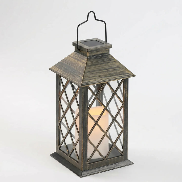 Robuste Outdoor Solarlaterne im Retro-Stil. Schafft mit Flammeneffekt eine gemütliche Atmosphäre im Garten.