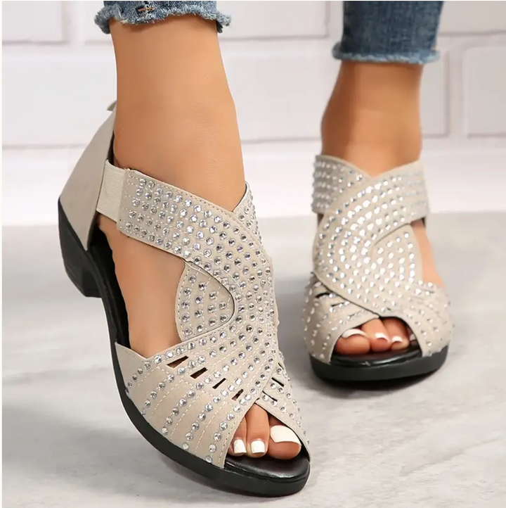 Komfortable Damenschuhe: Sommer-Sandalen mit niedrigem Absatz und praktischem Reißverschlussverschluss.