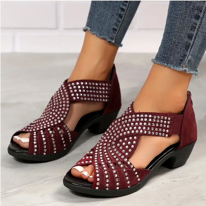 Attraktive Damensandalen, ideal für den Sommer. Mit bequemem Reißverschluss, niedrigem Absatz und eleganten Details.