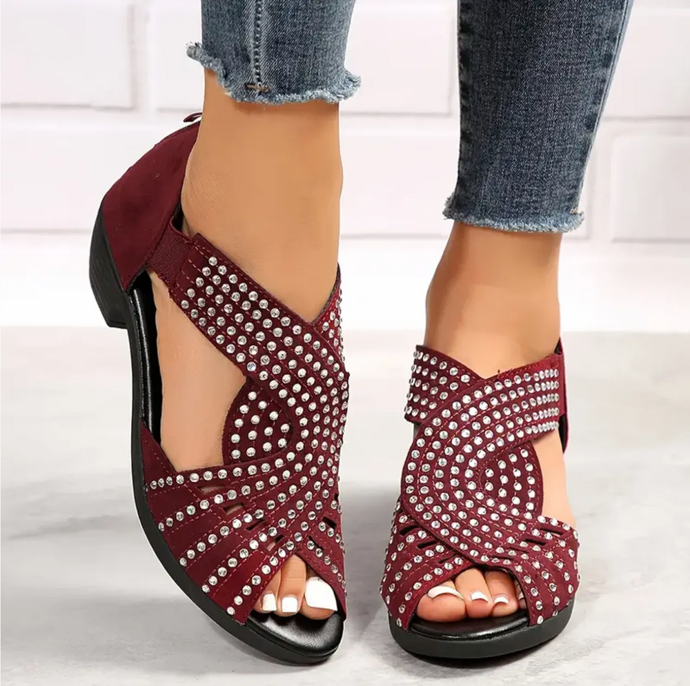 Bequeme Damensandalen für den Sommer mit niedrigem Blockabsatz, Reißverschluss & modischen Blumendetails.