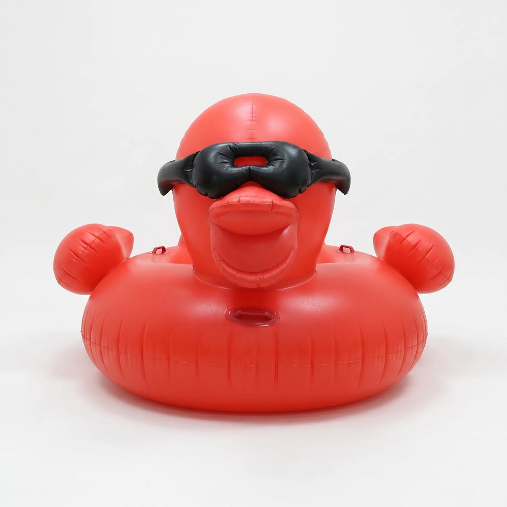 Entspannung pur auf der XXL aufblasbaren Schwimmente im sommerlichen Pool. Perfekt für Urlaub & gemütliche Stunden.