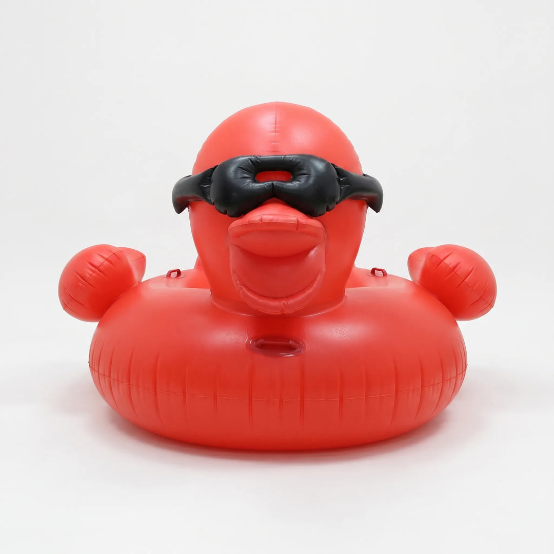 Entspannung pur auf der XXL aufblasbaren Schwimmente im sommerlichen Pool. Perfekt für Urlaub & gemütliche Stunden.