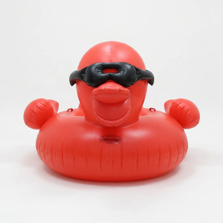 Fröhliche, riesige aufblasbare Ente XXL als Schwimmtier für den Pool oder Strand im Sommerurlaub.