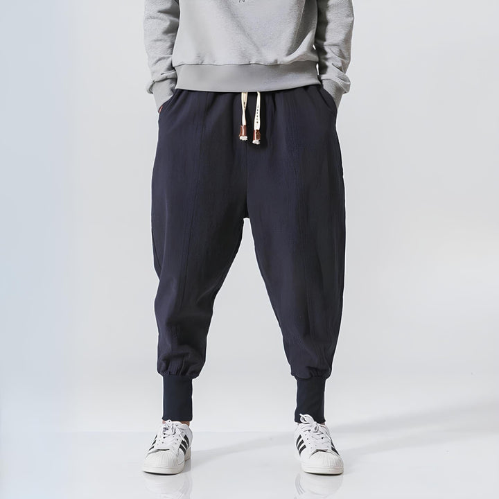 Moderne Herren-Freizeithose, tieferschritt. Elastischer Stoff, bequem für Streetwear & Alltag.