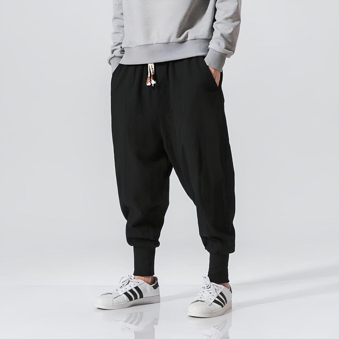 Detailansicht der Herren-Jogger, tiefer Schritt & elastischer Bund. Komfortable Streetwear-Hose.